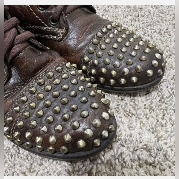 Steve Madden Tarnney Leather Boots Spikes/Stud Details Distressed Women - Picture 11 of 12